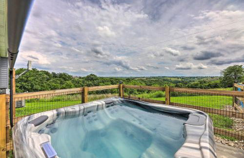 Chic Williamstown Retreat with Pool and Hot Tub! - Foto 35