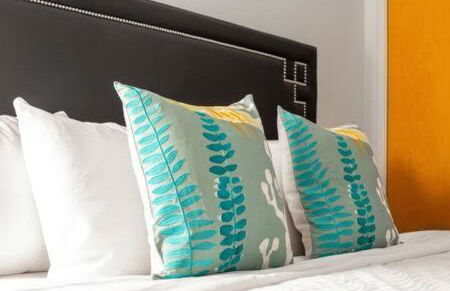 TWO Bold 2BR 2BA Apartments by CozySuites - Foto 14