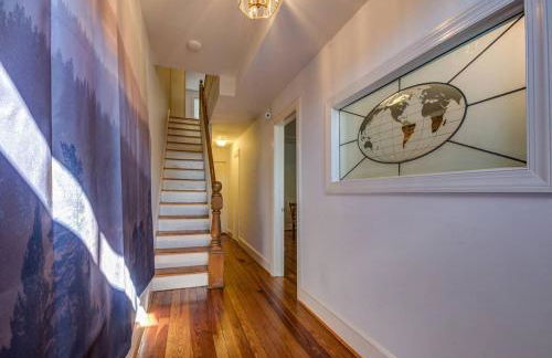 3BR Colonial House with Parking by CozySuites - Foto 19