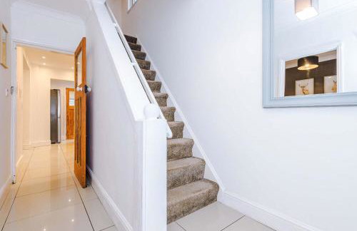 Spacious 3 Bed Home in Great Location by 53 Degrees Property - Ideal for Business with Parking - Foto 31