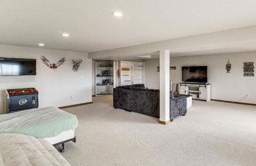 Deck with Lake Mac View! Spacious Family Retreat - Foto 19