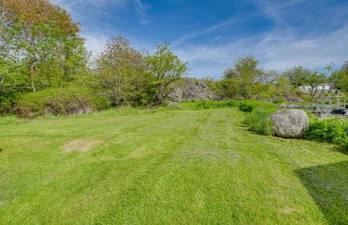 Walk to Beach House with Deck and Yard in Lubec! - Foto 3