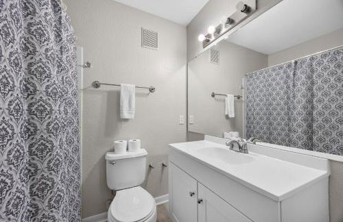 3BR Luxe Oasis near Downtown, Pool, Gym, Bball Crt - Foto 20