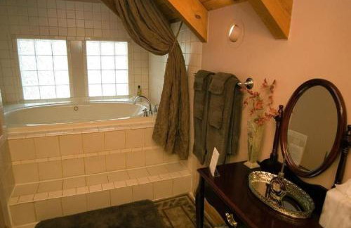 Family Cabin Vacation Getaway with Waterfall Views in Northwest Arkansas - Foto 2