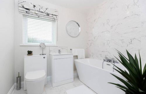 Pass the Keys 4-Bed Home with Garden Parking Near Durham - Foto 23