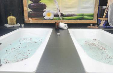 ADULT ONLY relax escape apartment hottub - Foto 22