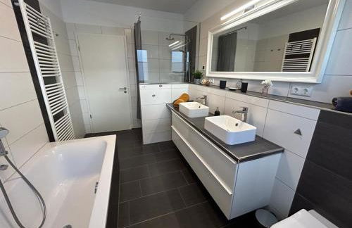 Exklusive Ferienwohnung bei Berlin, bis 5 Gäste, große Terrasse, Garten - Foto 11