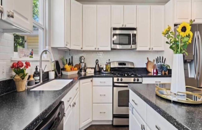 Historic Charmer Clean Comfortable - Photo 5