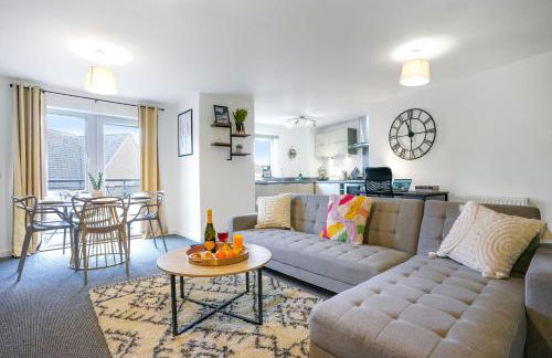 City Centre Apartment with Free Parking, Balcony, Super-Fast Wifi and Smart TV with Netflix by Yoko Property - Photo 13