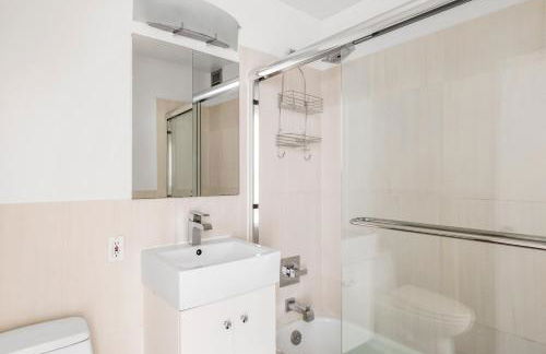 Midtown East 1BR w DM nr UN NYC-906 - Foto 12