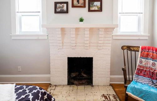 Globetrotters Suite in Historic Richmond with Patio - Foto 16