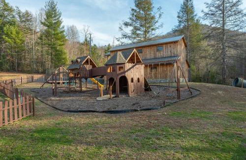 Fully Stocked Cabin Retreat w/ Game Room & Pond! - Foto 57