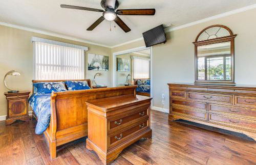 Spacious Canalfront Home with Pool about half Mi to Beach - Foto 12