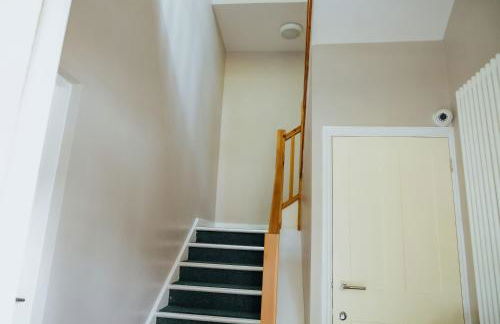 Modern Spacious 2 Bed Apartment Wolverhampton with Free Secure Parking - Photo 20