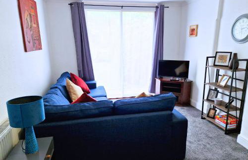 Stylish 4BR House, Sleeps 7, High-Speed Wi-Fi, Long Stay Friendly - Foto 16