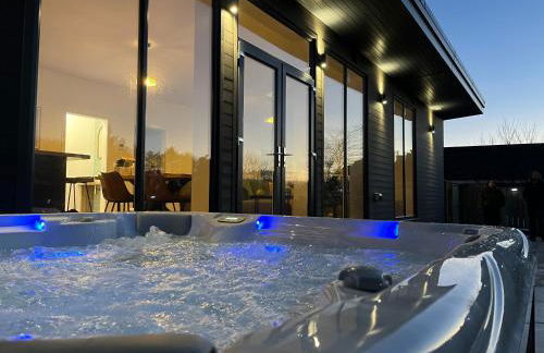 Thrumster Lodges - 3 Luxurious Self Catering Lodges on the NC500, 2 with Hot Tubs - Photo 1