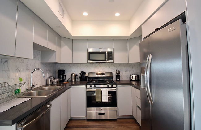 Los Angeles Deluxe Suites - 2 Bedrooms & 2 Bathrooms - Photo 11