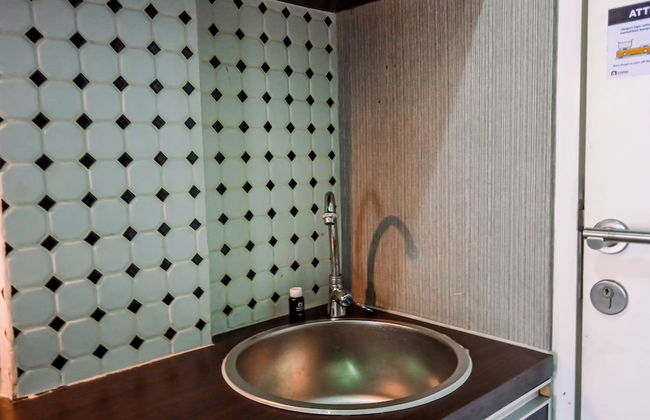 Comfortable Studio Room near Airport at Skylounge Tamansari Apartment - Foto 5