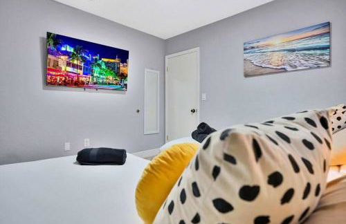 Escape GameRoom, BAR, BBQ, Spacious,KING Bed, All Luxury mattresses, Near Beach, 6 blocks away from Bars, Nite Clubs, Res, Shops - Photo 73