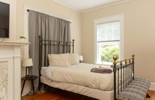 Spacious 2BR in Grand Old Home, Downtown Durham - Photo 2