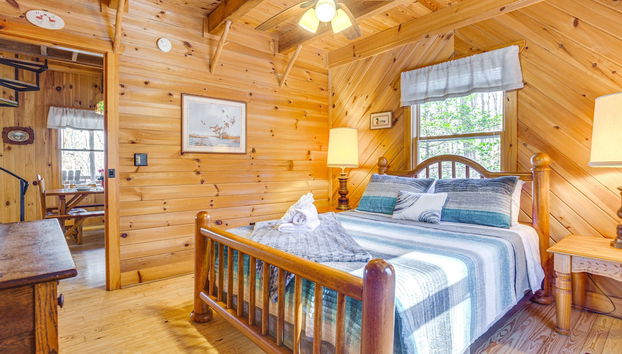 Quaint Dahlonega Cabin w/ Cavenders Creek Access - Photo 5, Room