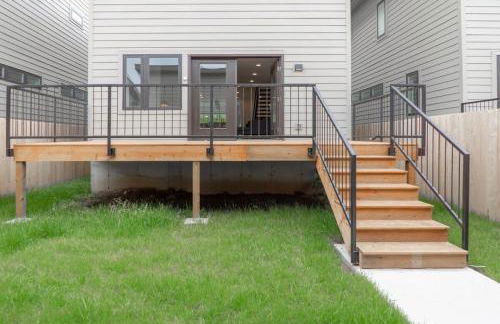 Beautiful Modern 3BR in the Grove ABODEbucks - Photo 22