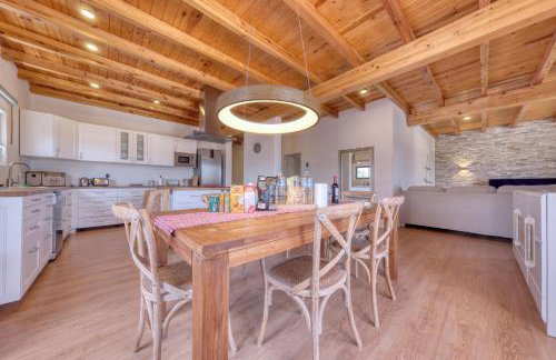 Chalet Emily Alpine Chic with Hot Tub and Ocean View By Lanzarote Vacation Homes - Foto 47