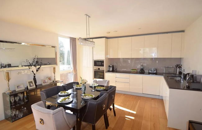 Luxury 3-bed Top Floor Penthouse in Brentford - Foto 5