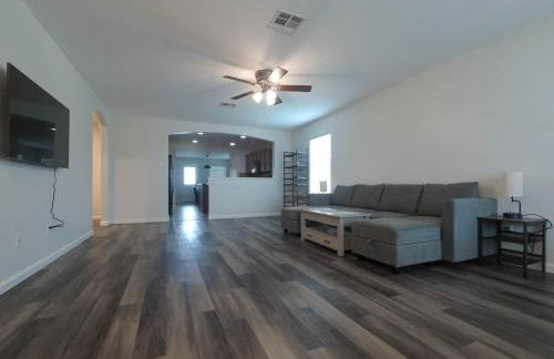 Spacious home with WiFi/AC - Photo 3