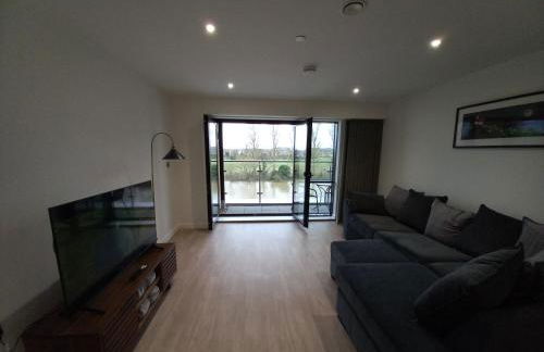 Central Modern and Spacious River view Apartment with parking - Foto 12