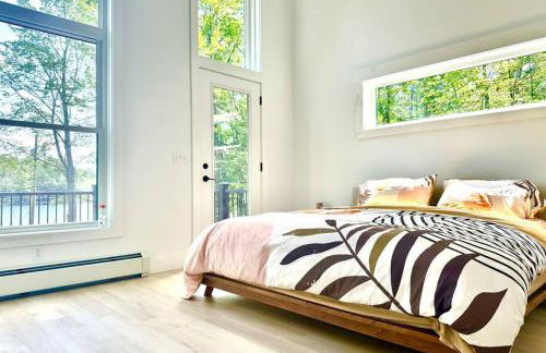 Luxe Modern Lakefront Oasis - Hot Tub, Sunset Views, Pet & Family Friendly! Close to UMF! - Foto 34