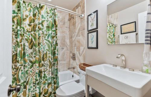 Updated and Spacious Home with Huge Yard Office and Decks - Foto 40