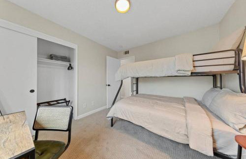 4Br Model Home w Pool and Pool table in Henderson - Foto 13