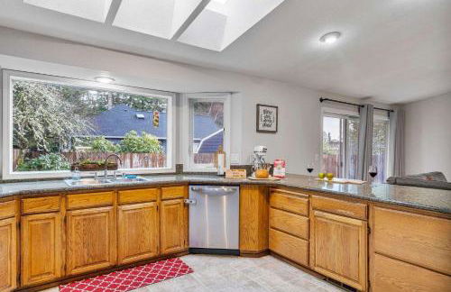 Large Family-Friendly Home on NW Side - Dogs OK - Foto 21