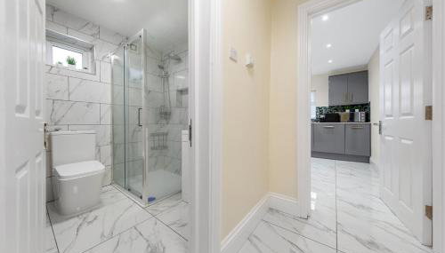 Lovely 4-BR Home In Leyton - Sleeps 14, Near Tube, Arcade, 100inchTV - Foto 3