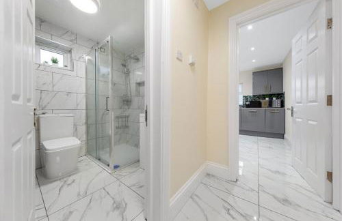 Lovely 4-BR Home In Leyton - Sleeps 14, Near Tube, Arcade, 100inchTV - Foto 3