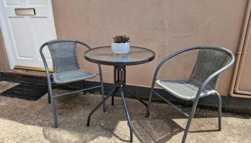 NEWLY Refurbed - Large Studio Apt With Private Parking - Photo 4