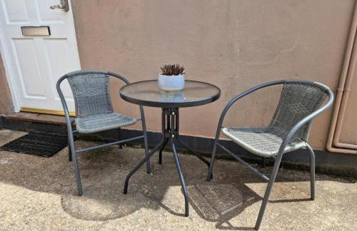 NEWLY Refurbed - Large Studio Apt With Private Parking - Foto 4