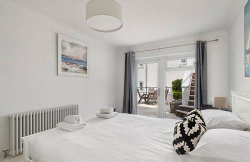 Stunning Property Seaviews, Private Pool & Parking - Photo 31