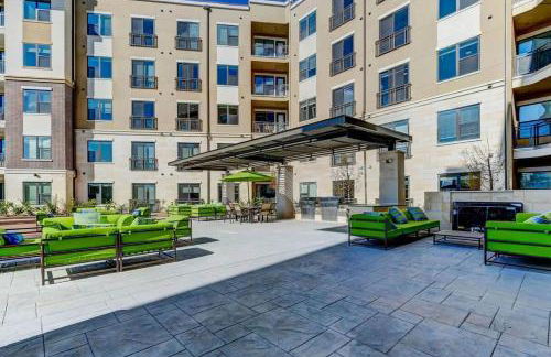 Stunning Lake Views | DART Train | Gym & Pool - Foto 29