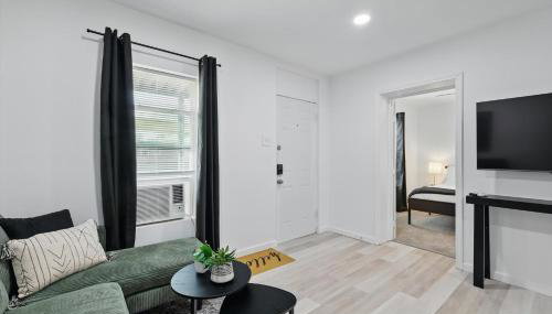 Modern 4BR 2BA Home with Hot Tub-Grill & Huge Yard - Foto 5