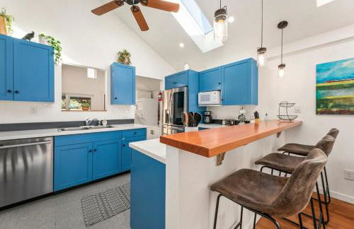 Vibrant Downtown Bungalow – Walk Everywhere! - Foto 8