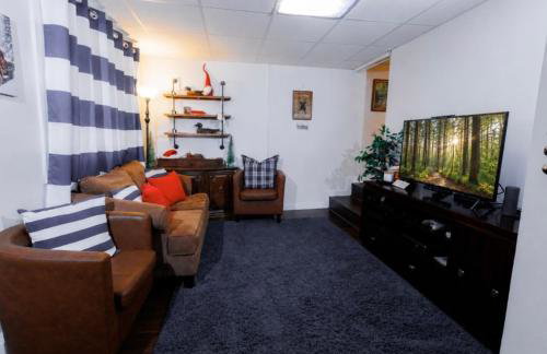 WOW!! Ultimate Pocono Retreat Hot Tub, Game Room, Fire Pit, Near Lakes & Hiking! - Foto 27