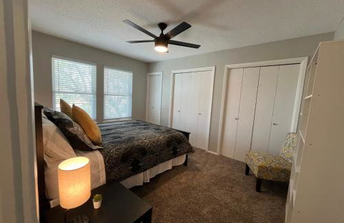 Cozy Townhome 5 Min to Airport - Foto 8