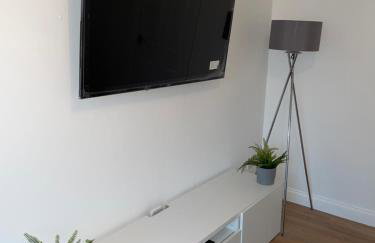 Lovely 2 bed house Cannock Driveway for 2 vehicles Perfect for contractors Business Travellers Short Stays Close to M54 M6 i54 A38 A5 McArthur Glen Designer Outlet - Foto 13