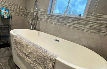 3 Bed house near Tenby with Hot Tub - Photo 34