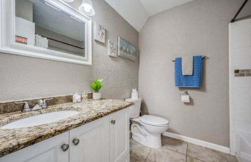 Centrally Located 3BR 2BA - ! - Photo 13
