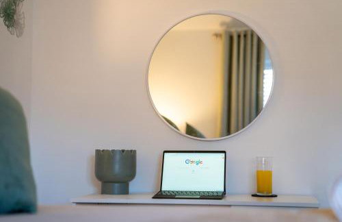 Cosy 3-Bed House With Parking, 5 Mins to QE & Uni - Photo 27