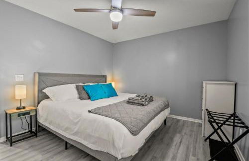 NEW King with Loft Beach Near Gulf - Foto 8