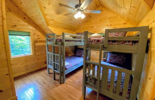 Brand New Log Home Well appointed great location with AC wifi cable fireplace firepit - Foto 46